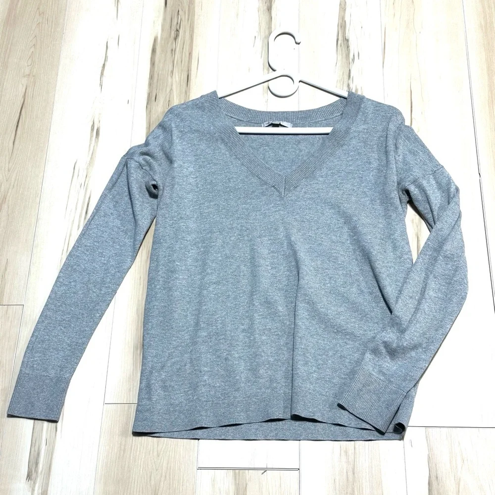 GAP light Gray V-Neck sweater size small A144